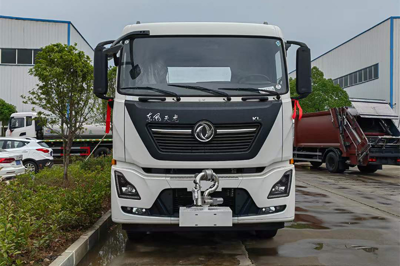 東風(fēng)天龍灑水車(17.8方)